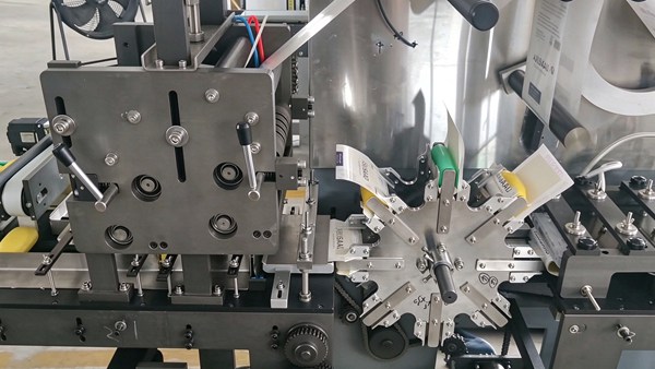Rotary label feeding station of double-layer soap overwrapping machine, mechanical indexing wheel for soap packaging