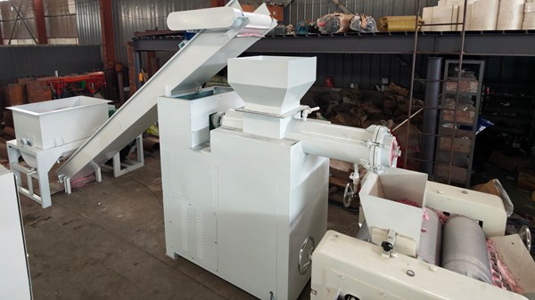 Soap refining and extruding machine, soap grinding unit with feeding conveyor for soap plant