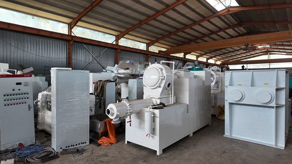 Vacuum soap plodder machine for laundry bar soap production, white soap extruder equipment in factory workshop