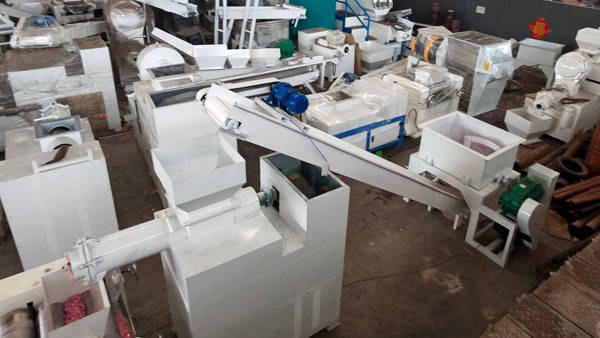 Soap production line with feeding conveyor and soap grinding machine, bar soap manufacturing equipment