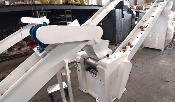 White soap roller mill machine with inclined belt conveyor for soap noodle feeding