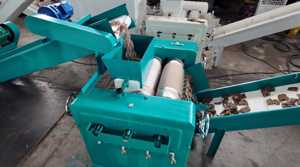 Soap rolling mill machine refining soap noodles in soap production line