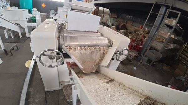Three roll mill soap grinding machine for soap mass refining, soap making equipment in workshop