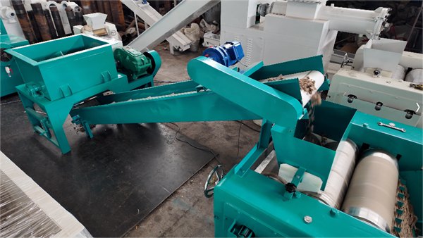 Soap raw material crushing and feeding conveyor machine working view