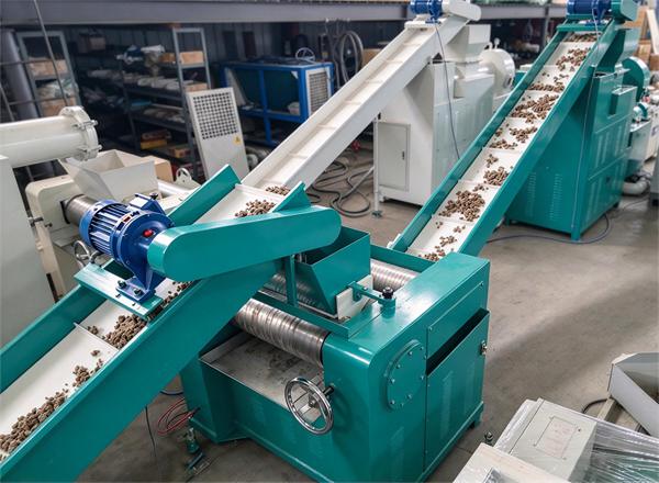 Soap three roll mill machine with inclined belt conveyors for soap refining process