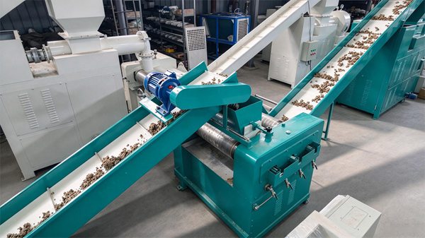 Soap three roll mill machine with double inclined belt conveyors transporting soap noodles