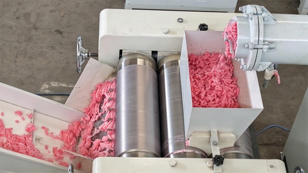 Two roll soap mill machine processing pink soap noodles for solid soap production line