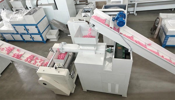 Complete solid soap processing machine set, conveyor transporting raw soap material to roller mill