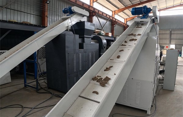 Soap noodle elevator conveyor system, material handling equipment for bar soap manufacturing plant