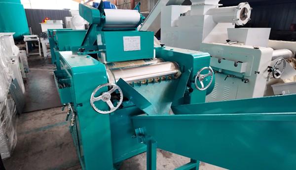 Three roller soap milling machine with handwheels, soap refiner for solid soap mass fine grinding