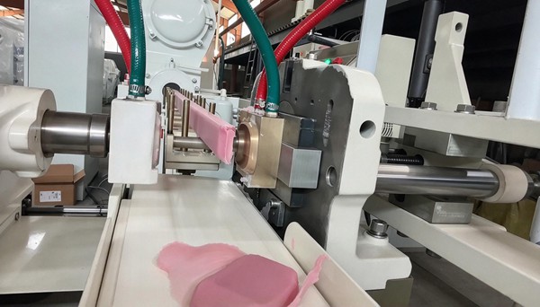 Automatic soap molding stamping equipment, vacuum plodder output pink toilet soap bars