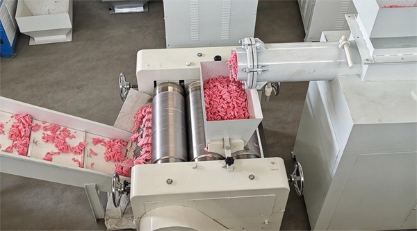 Triple roller soap mill machine refining pink soap noodles for bar soap production