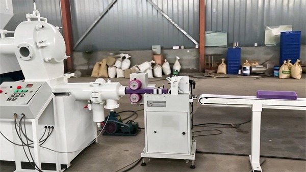 Vacuum soap plodder extruder machine with soap cutting and stamping unit for bar soap forming