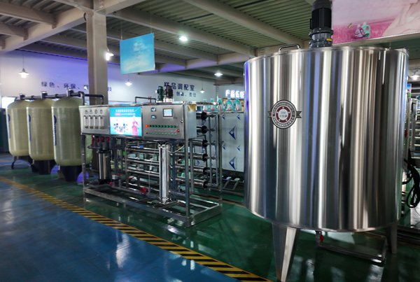 Stainless steel mixing tank with agitator together with RO pure water machine for liquid soap making