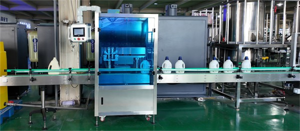 Automatic servo liquid filling machine for laundry detergent plastic bottles on conveyor line