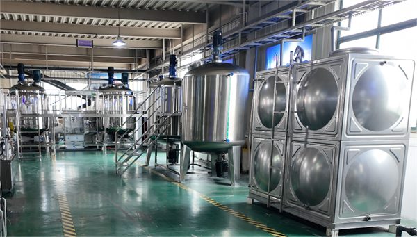 Stainless steel mixing reactors and water storage tanks in liquid detergent production workshop