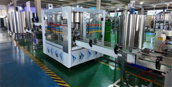 Automatic rotary filling and capping machine for liquid detergent bottles