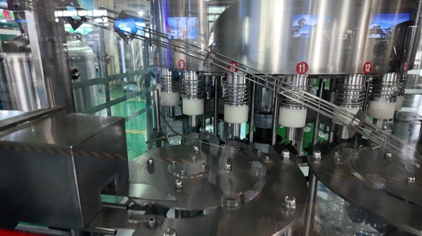 Rotary multi-head liquid filling machine, stainless steel automatic rotary filler for plastic bottles