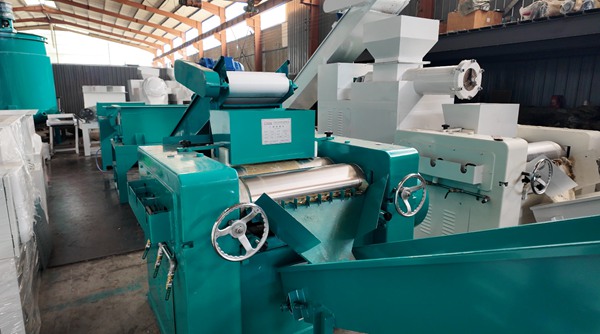 Three roller mill for soap line, triple roll grinding machine to refine soap noodles