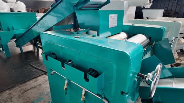Soap three roller mill, triple roll refining machine for fine grinding soap mass on soap making line