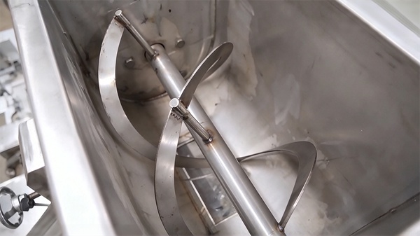 Ribbon mixing blade inside soap mixer tank for all-in-one soap making machine