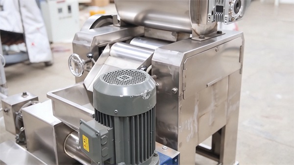 All-in-one soap machine with mixer, three roll mill and vacuum plodder for bar soap production