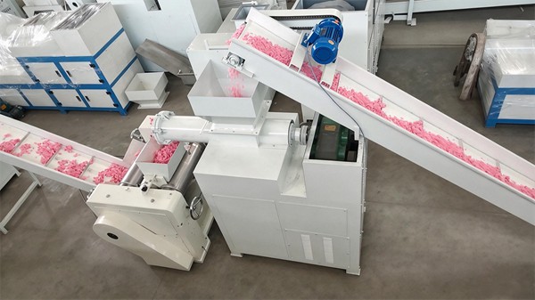 Full automatic soap making line with conveyor belt feeding soap noodles