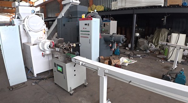 Vacuum soap extruder machine connected with soap cutter stamping and conveyor