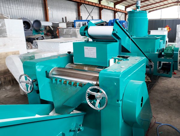Three roll mill for soap refining, soap grinding machine with feeding conveyor