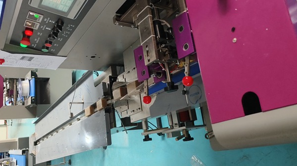 Automatic pillow packing machine for solid soap, sealing and cutting mechanism close-up