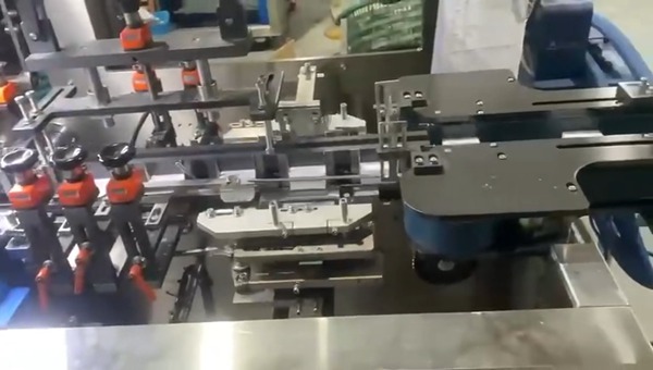 Soap cartoning machine mechanical folding and guiding structure